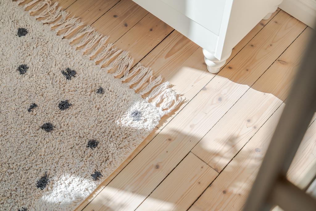 Vackra trägolv på övre plan