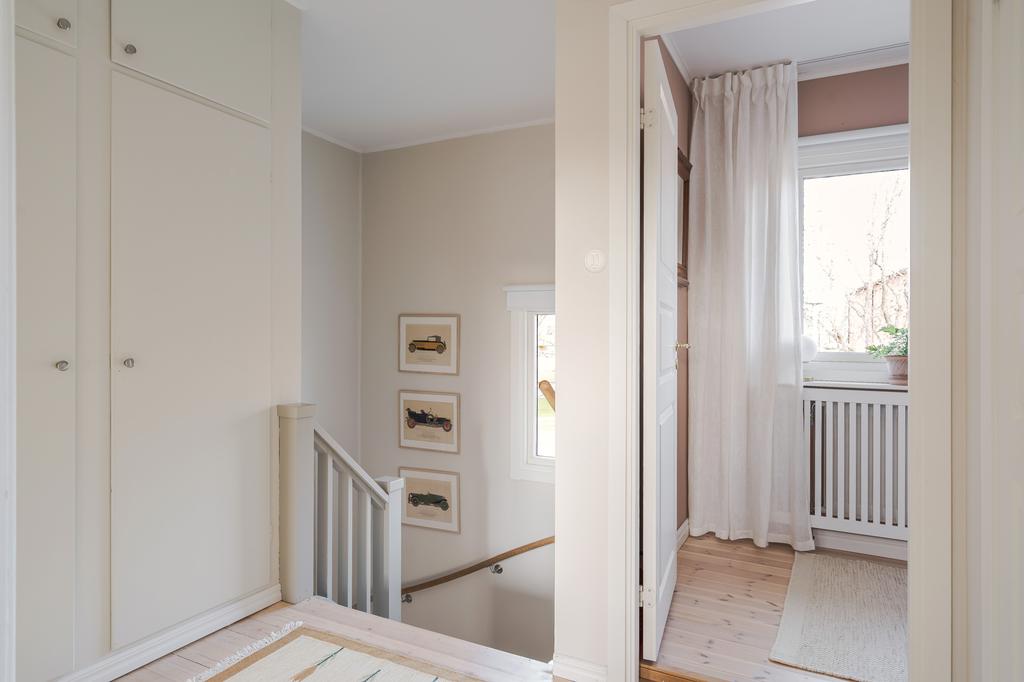 Hall med platsbyggda garderober