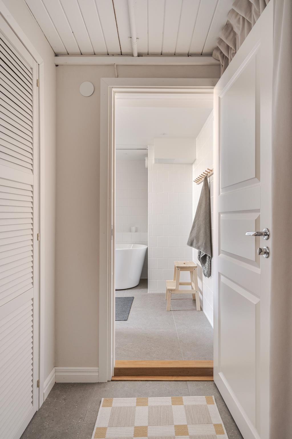 Källarplan med stort stort badrum