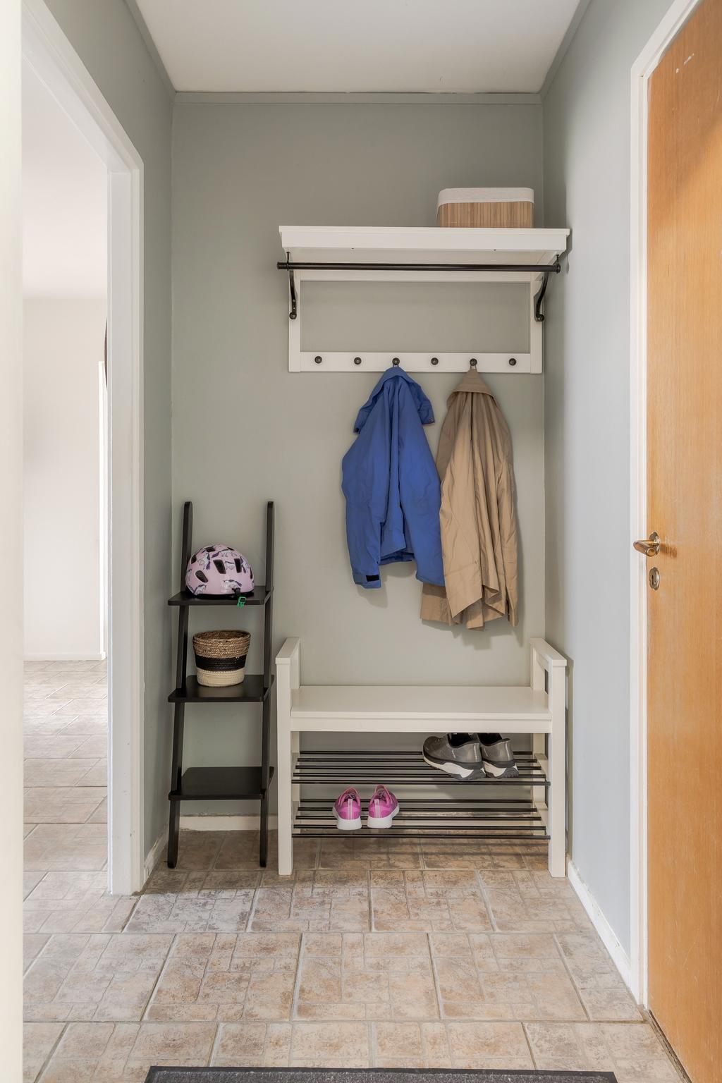 Stig in i den välkomnande entrén med plats för avhängning 