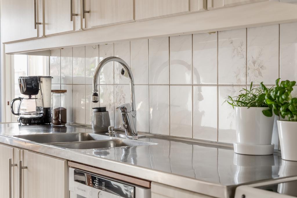 Köket är praktiskt & har gott om förvaringsutrymme 