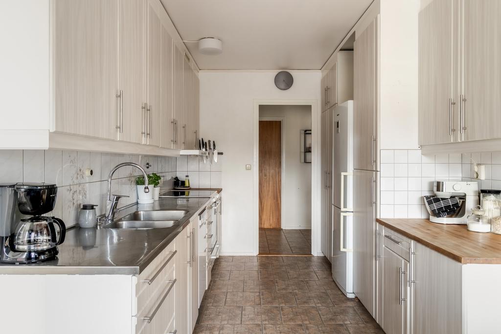 Köket är har ett klinkergolv som både är tåligt och lättstädat 