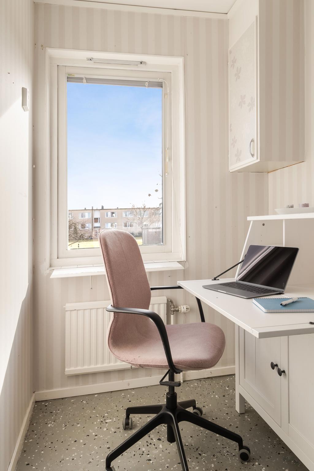 Intill köket finns också ett extra förvaringsutrymme, idag används det som en kontorsplats 