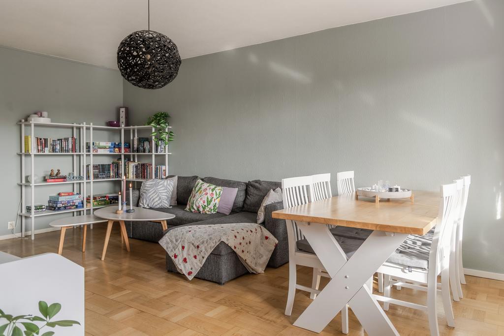 Det fina och lättmöblerade vardagsrummet har harmonisk färgsättning och trevligt parkettgolv 