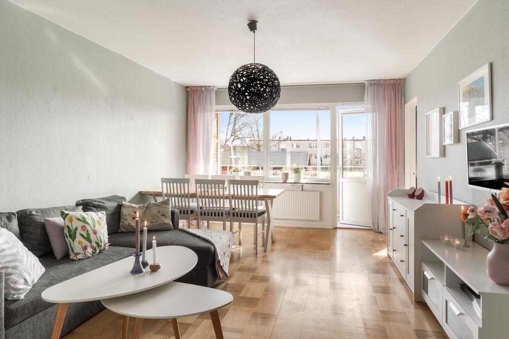 Från vardagsrummet nås balkongen som vetter åt föreningens gemensamma yta