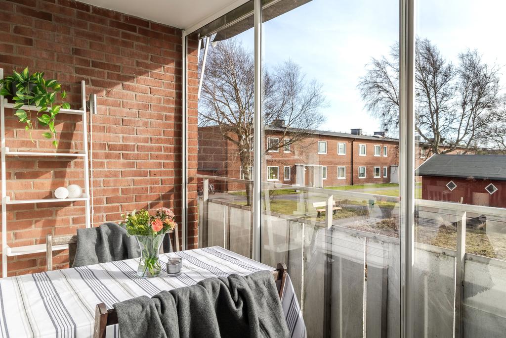 Balkongen utgör extra sällskapsyta och har plats för ett mindre bord och stolar 