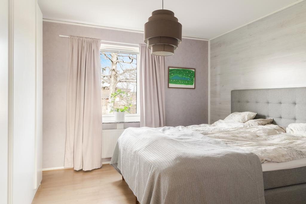 Sovrummet är ljust & trevligt 