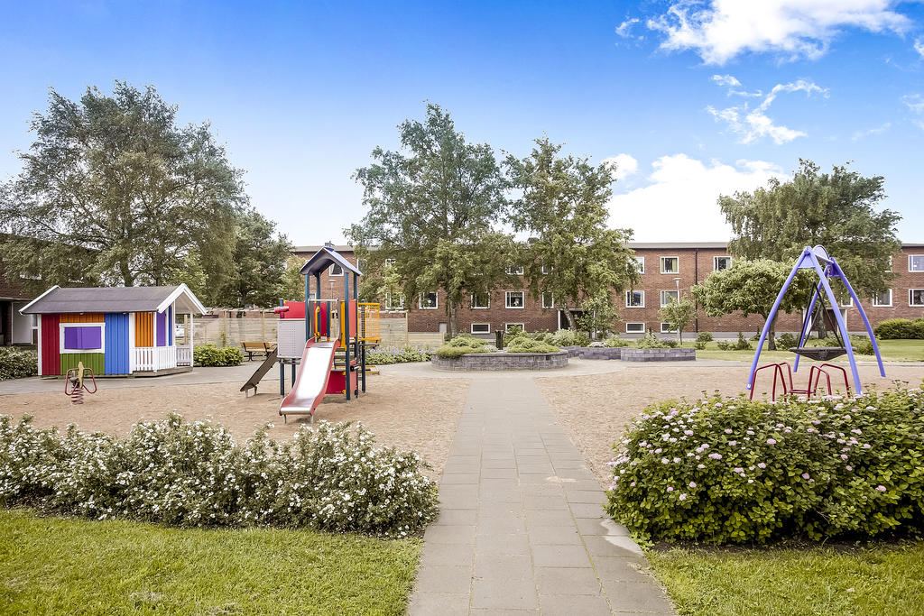 Mellan föreningens hus finns en lekplats. Perfekt samlingsplats för områdets barn 