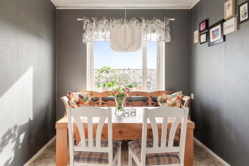 Intill köket finns utrymme för en matplats. Matplatsen har vy mot föreningens gemensamma yta 