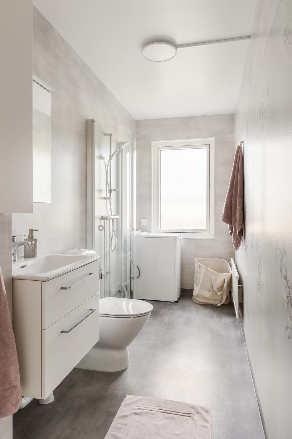 Badrummet gjordes om 2023 och det finns en tvättmaskin installerad 