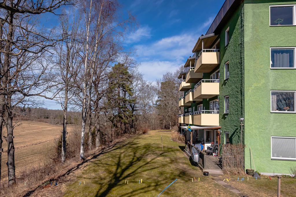 Första balkongen högst upp.