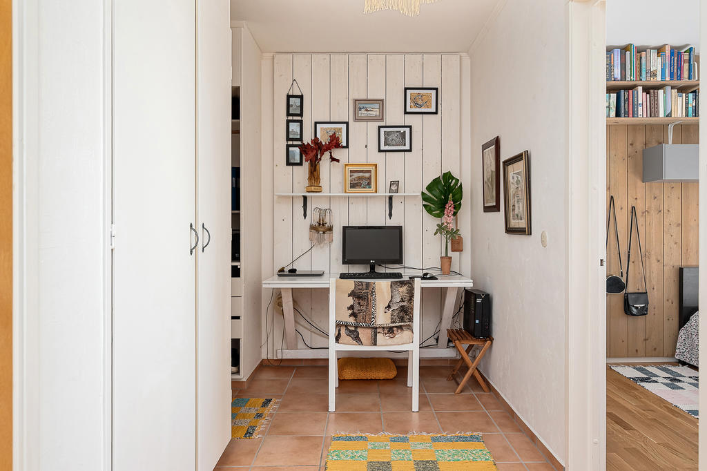 Hall i vinkel med arbetshörna