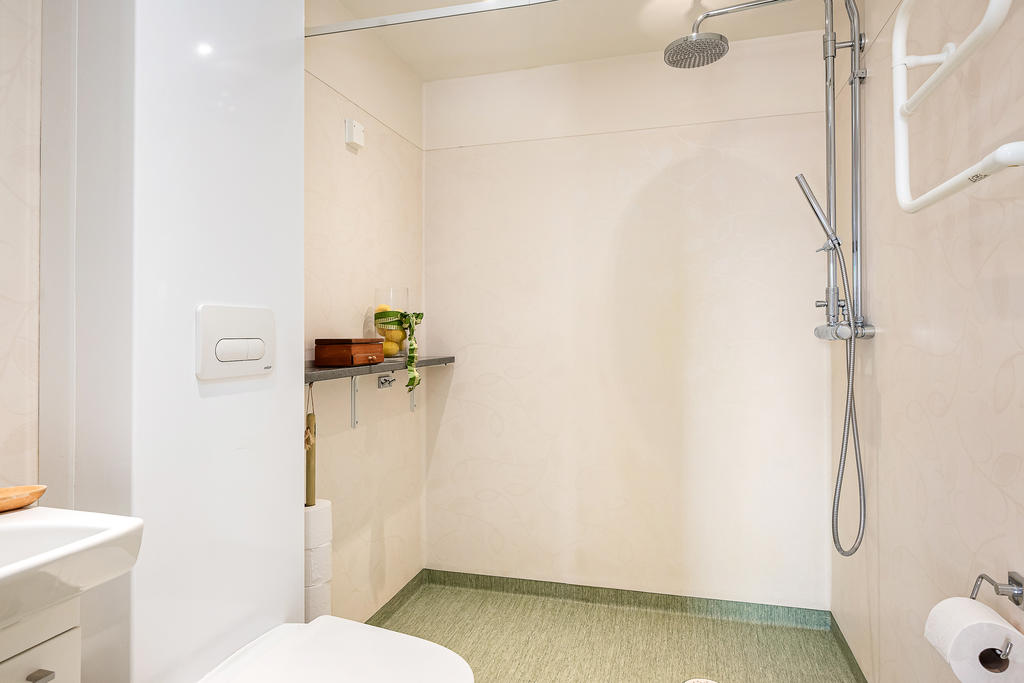 Dusch och toalett, plats för tvättmaskin