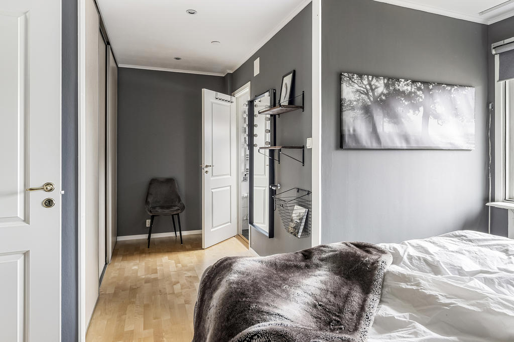 Sovrum 1 med garderob och badrum intill