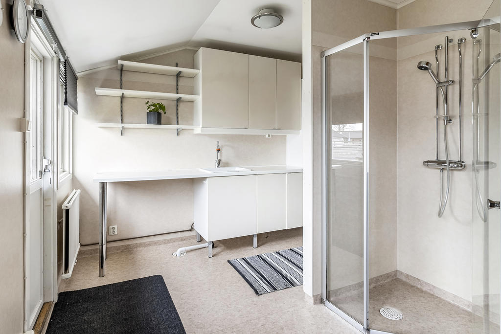 Tvättstuga med dusch och bastu