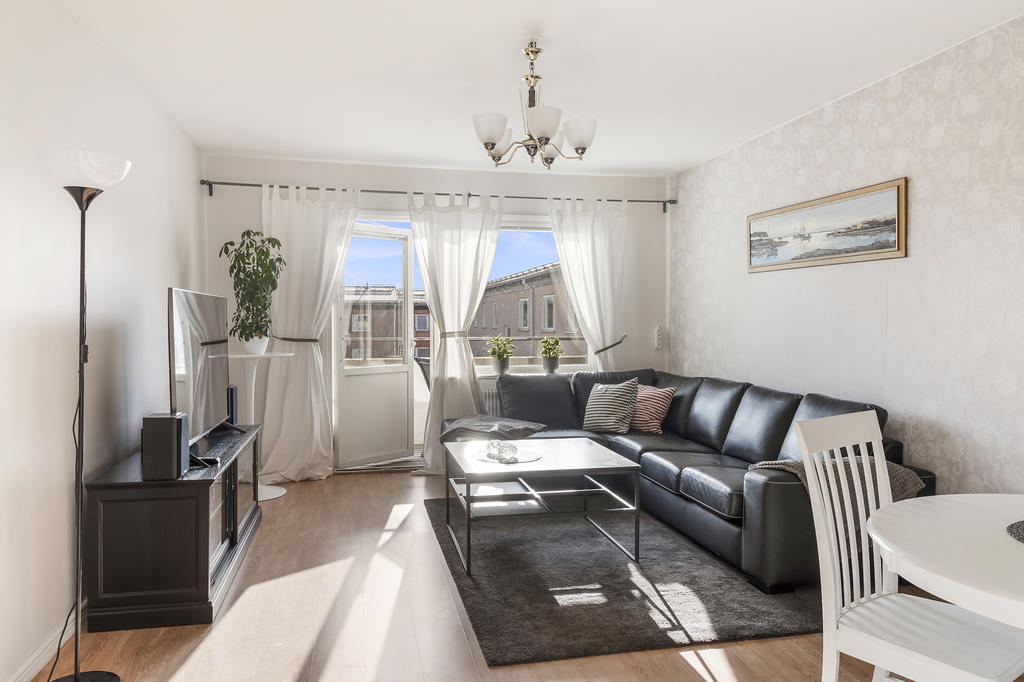 Vardagsrum med utgång till balkong