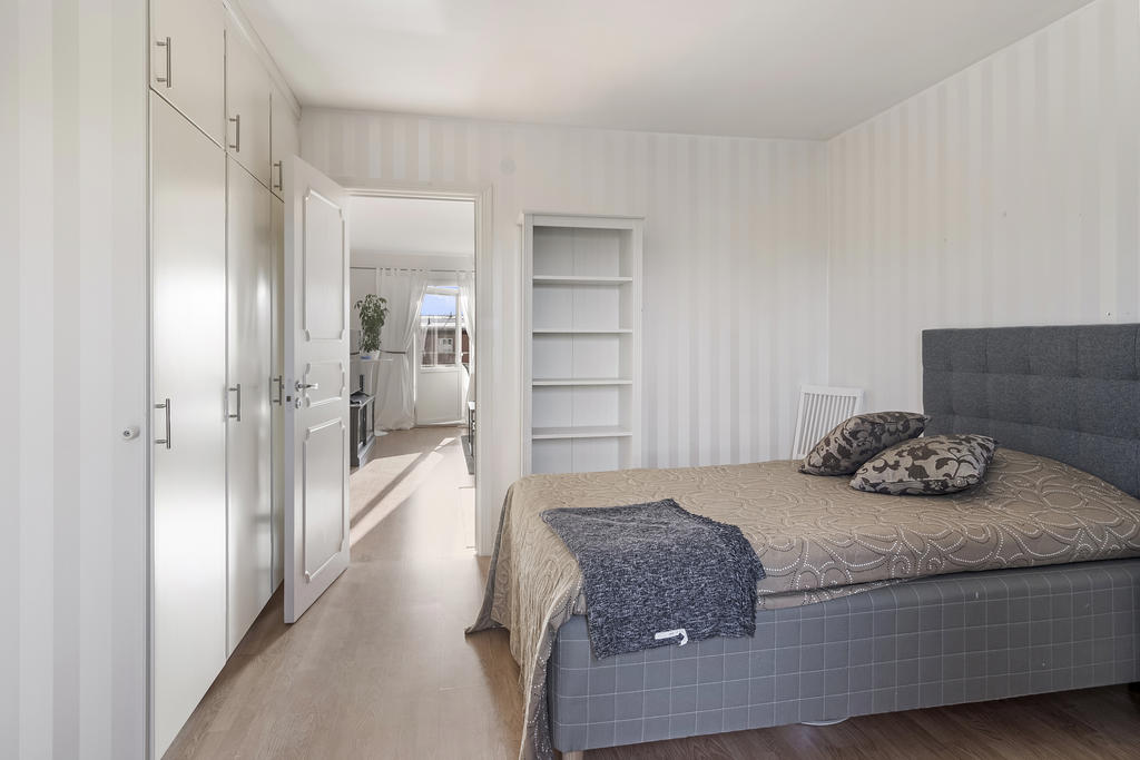 Sovrum med platsbyggda garderober