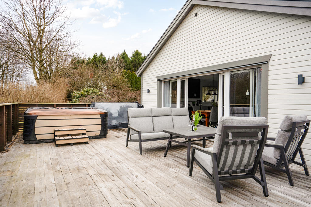 Altan med plats för både soffgrupp, matbord och grill