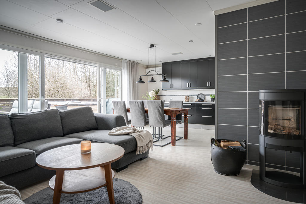 Mysig braskamin och inbyggda högtalare i kök och vardagsrum