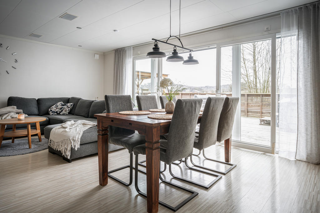 Matplats och utrymme för stor soffa