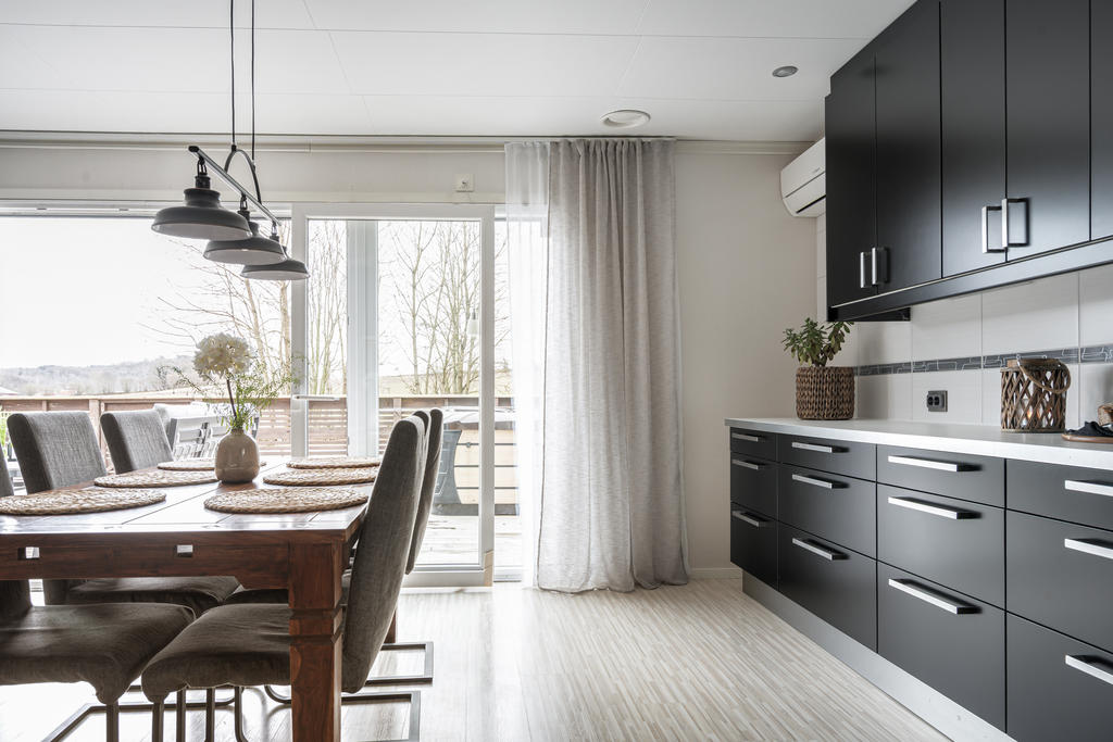 Skjutdörrspartier mot altanen och uteplatsen