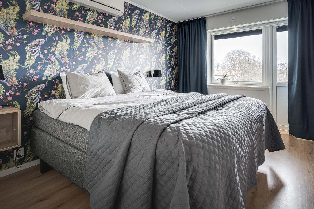 Från sovrummet finns utgång till balkong samt luftvärmepump