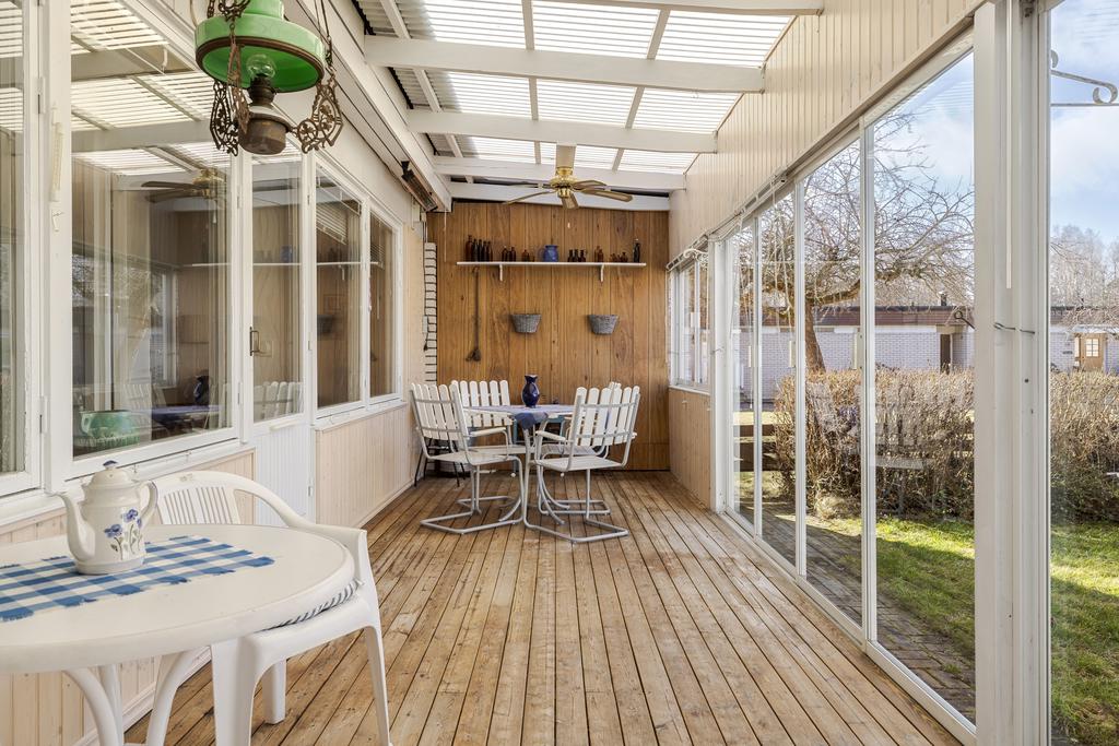 Inglasat uterum ger skydd för sol, vind och regn. Infravärme finns.