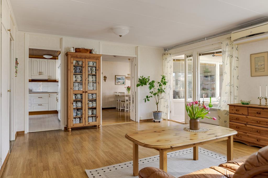 Stor inre hall och allrum i ett med utgång till uterummet