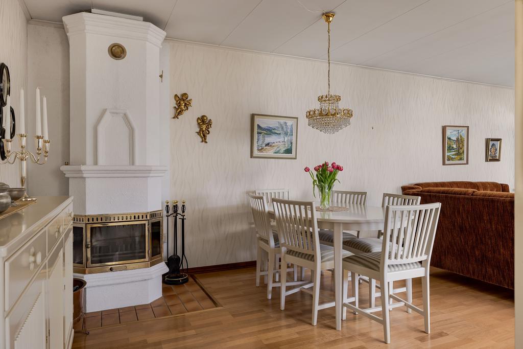 Vardagsrum med eldstad för kyliga dagar och kvällar