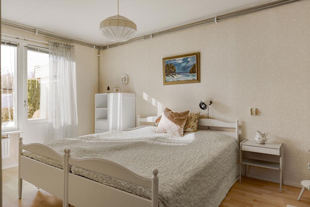 Föräldrasovrum med utgång via balkongdörr till baksidan