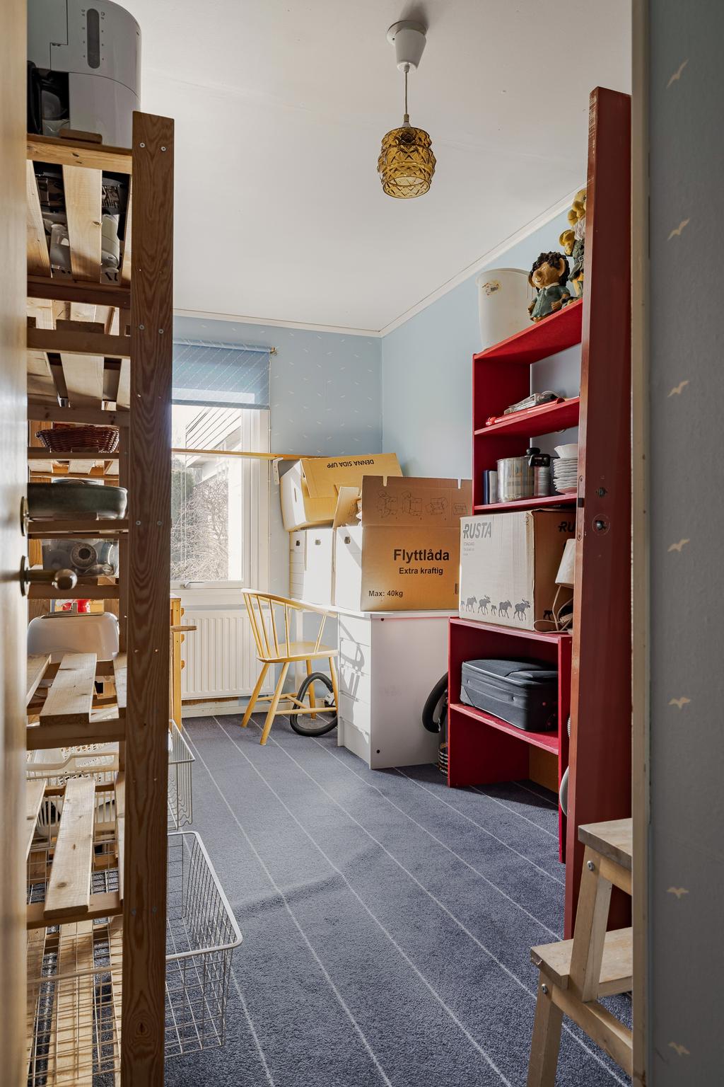 Förråd/kontor/gästrum med egen entrédörr från framsidan