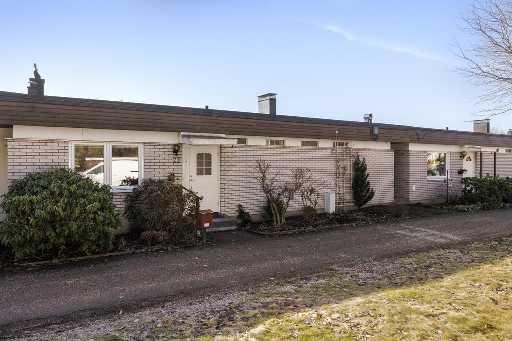 Framsidan med gångväg. 