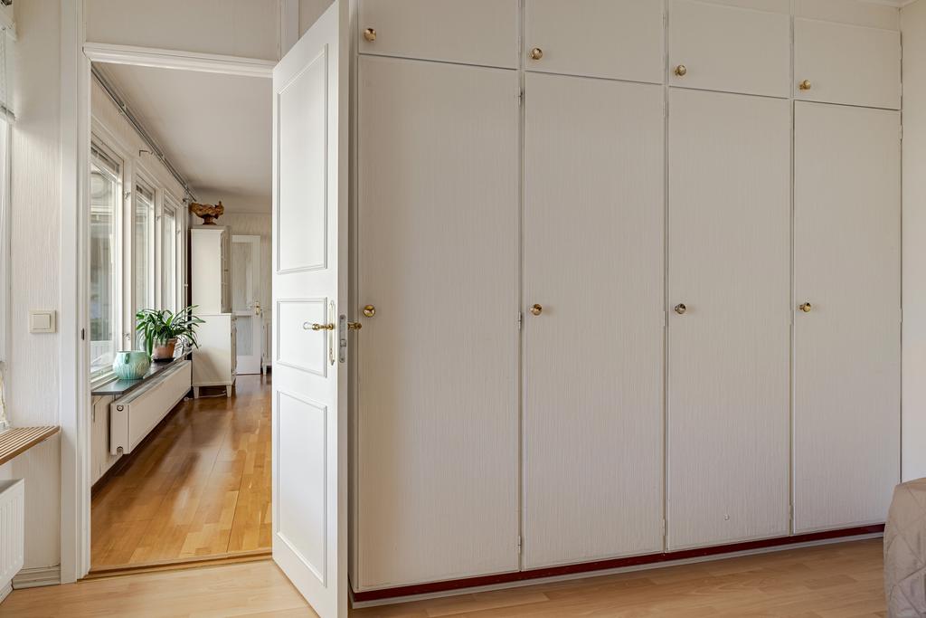 Gott om garderober i stora sovrummet