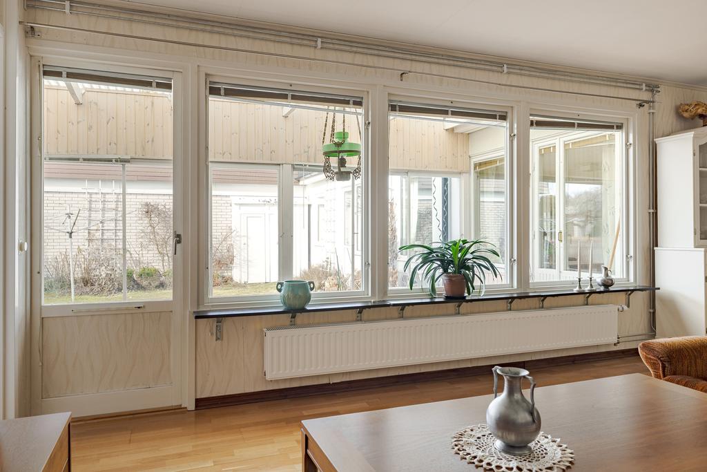 Fint ljusinsläpp från vardagsrummet och utgång till uterummet