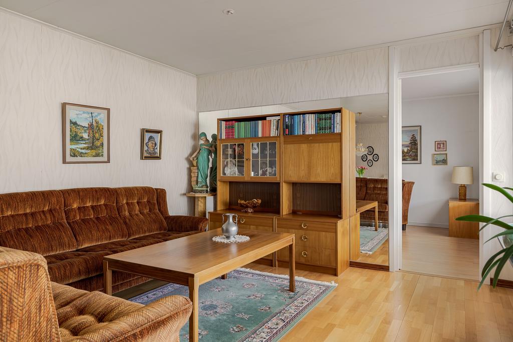 Innanför vardagsrum finns ett av sovrummen