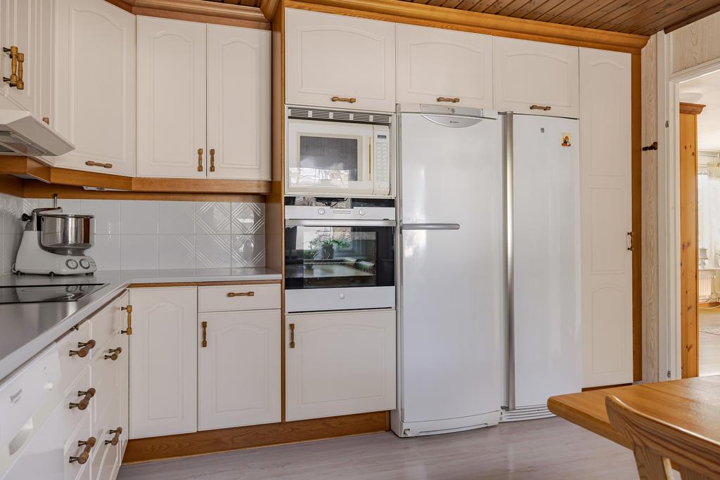 Bra med kyl & frys i full höjd i köket.