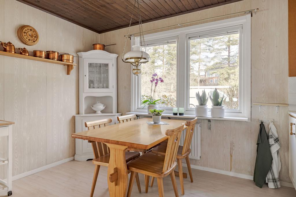 Trevlig matplats intill fönstret