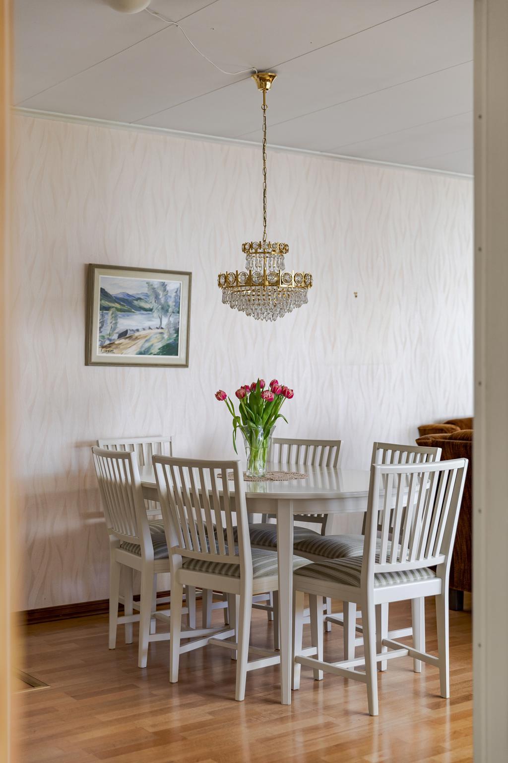 Plats för matgrupp i vardagsrum