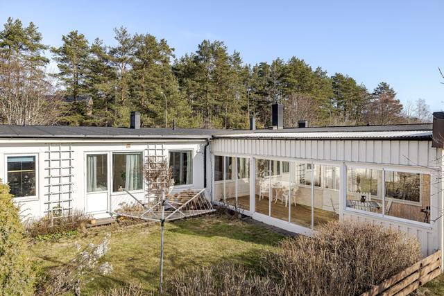 Sjöängsvsägen 28 med inglasat uterum och insynsskyddat uteplats