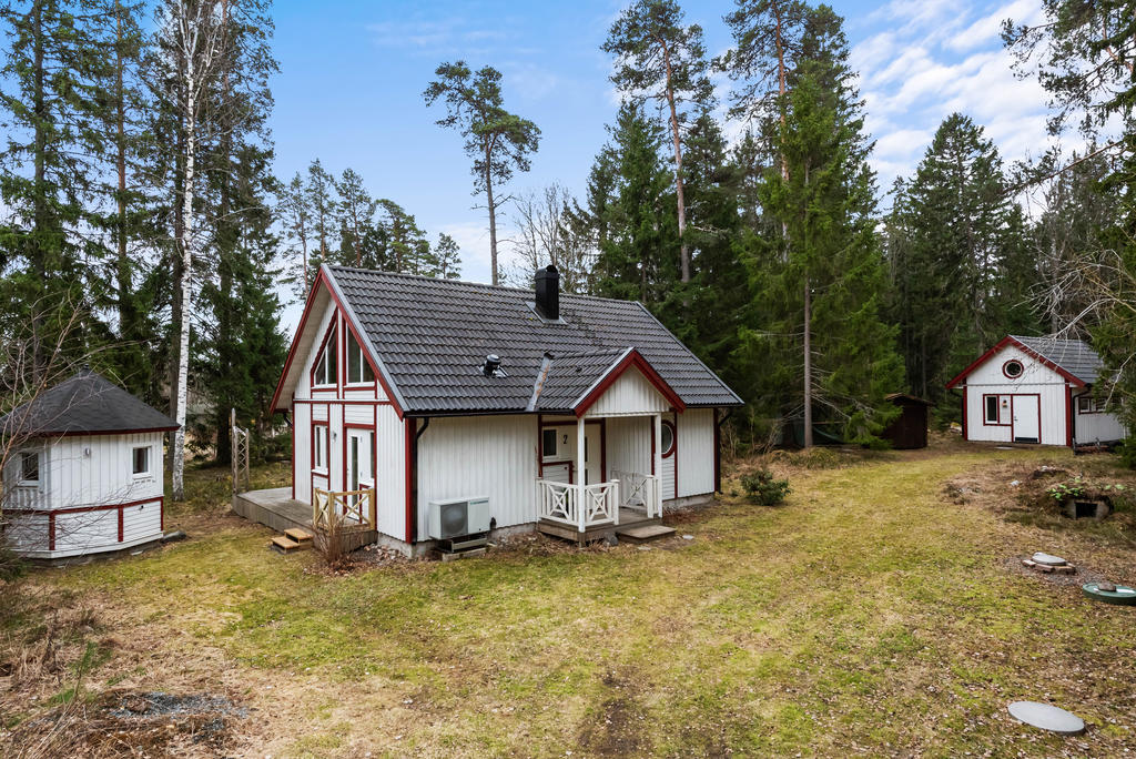 Exteriör, pumphus till vänster och komplementhus till höger
