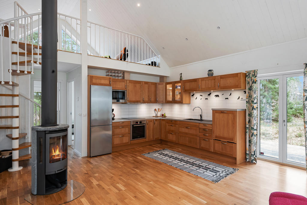 Kök, sovrum och tvättstuga in till vänster  