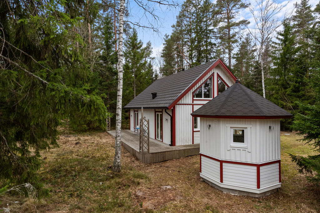 Exteriör, pumphus i förgrunden