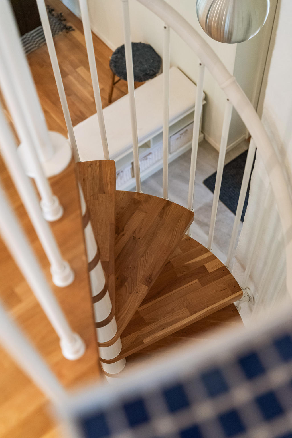 Detaljbild spiraltrappa till loftet