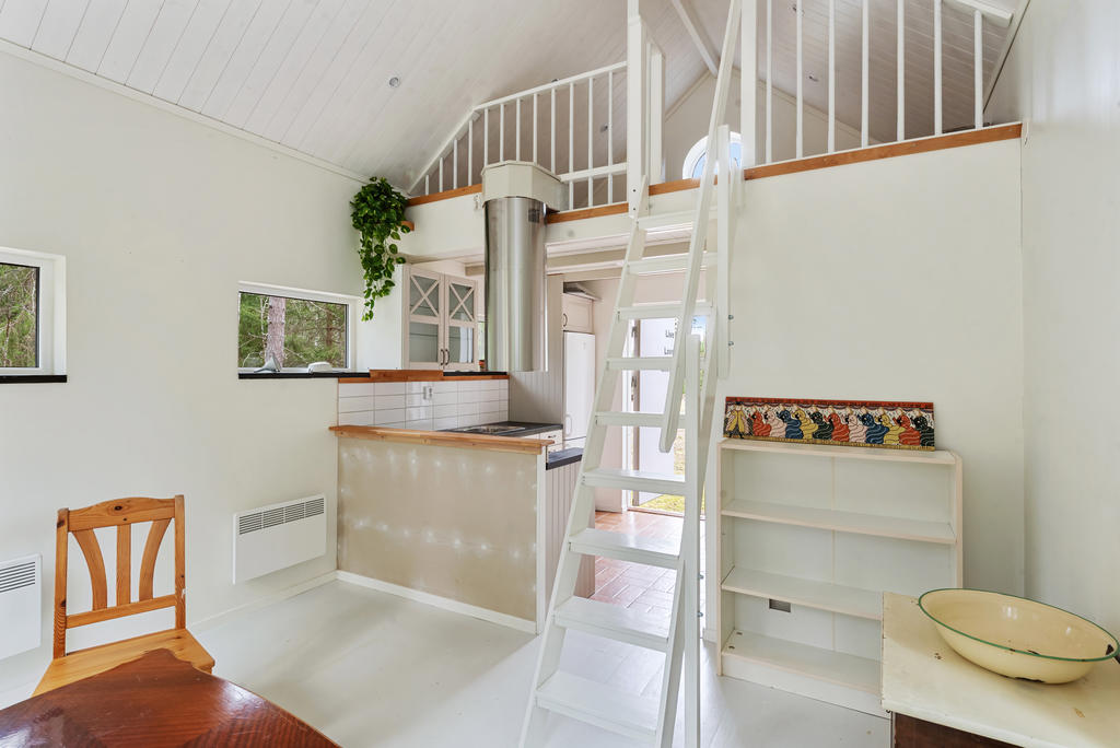 Komplementhus, rum och loft mot köksdel 