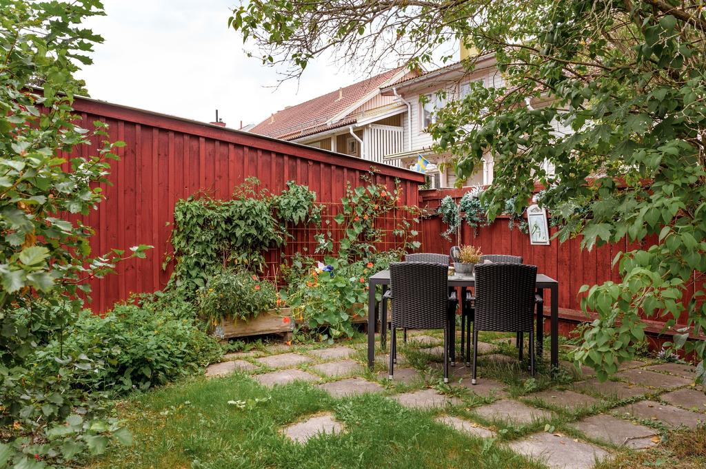 Gemensam trädgård och uteplats i föreningen