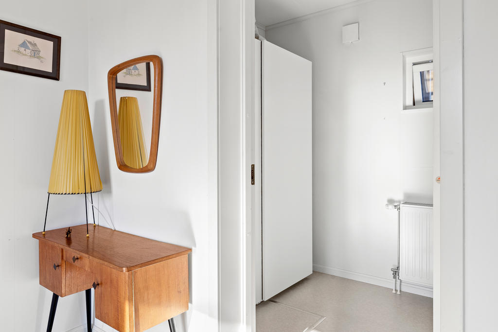 Klädkammare/kontor (Har används som mindre kontor tidigare. Fönster med ljusinsläpp).