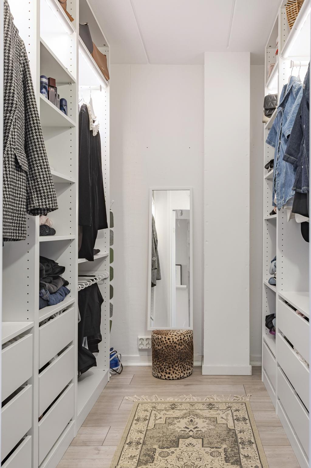 Walk in closet