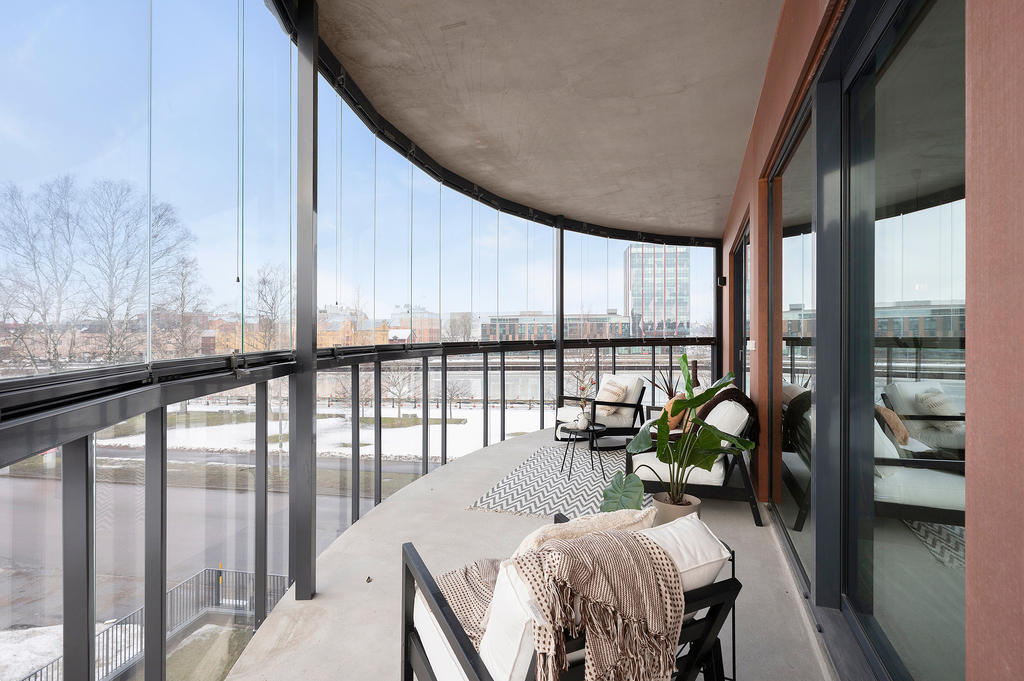 Stor härlig inglasad balkong