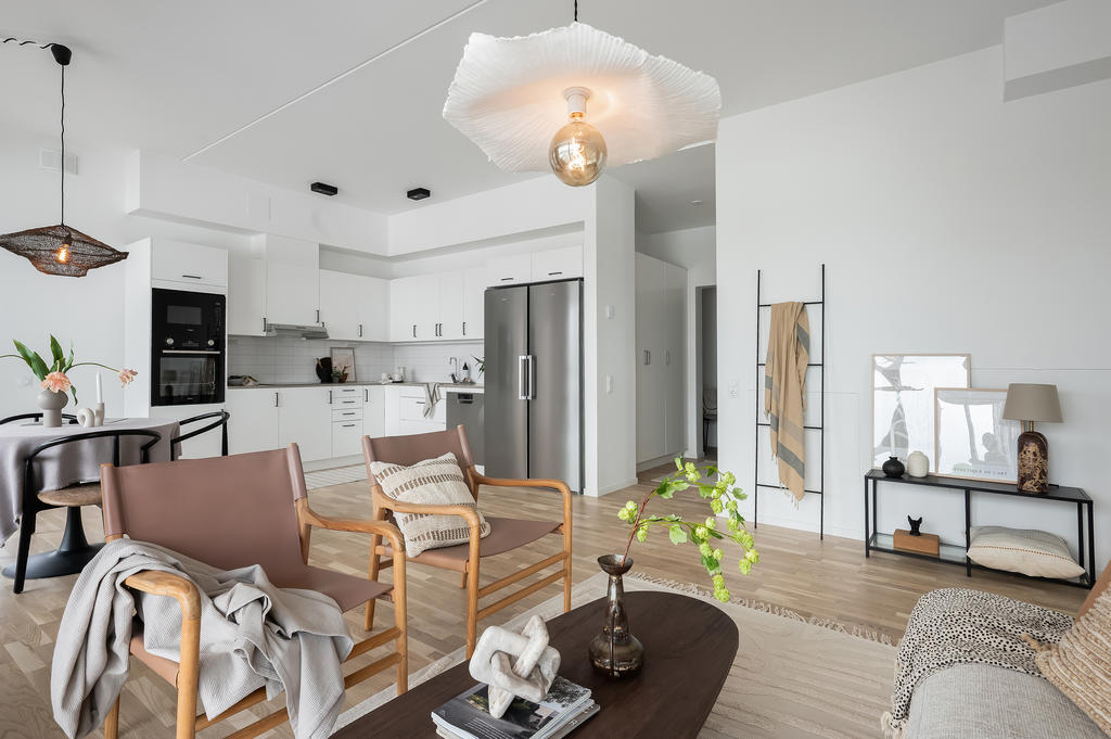 Kök och vardagsrum i öppen planslösning