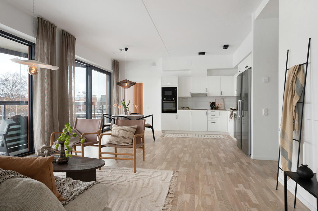 Kök och vardagsrum i öppen planslösning